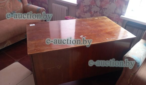 Стол с выдвижными полками