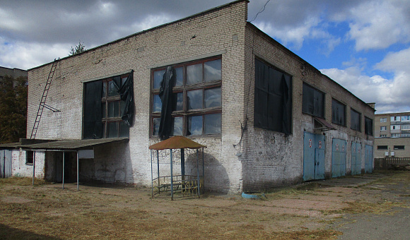 Двухэтажное кирпичное нежилое здание станции ТО с сараем в г. Рогачеве, площадью 617.3м²