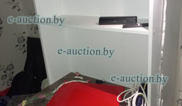 Стол компьютерный белого цвета