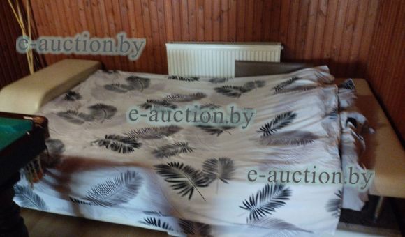 Диван со светлыми подлокотниками