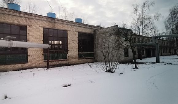 Двухэтажное кирпичное здание блока впомогательных производств с двумя пристройками около д. Калинино (Бобруйский район)  площадью 1740.8м²