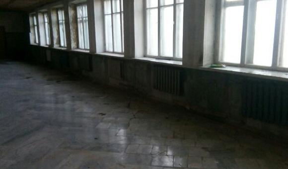 Капитальное строение: одноэтажное кирпичное здание склада с асфальтобетонным покрытием с инвентарным номером 712/С-9881 Капитальное строение: одноэтажное кирпичное здание склада с асфальтобетонным покрытием с инвентарным номером 712/С-9881