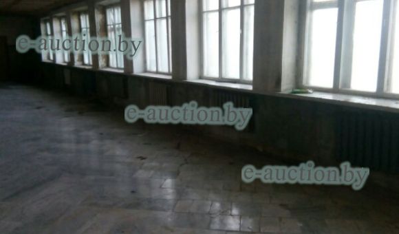 Капитальное строение: одноэтажное кирпичное здание склада с асфальтобетонным покрытием с инвентарным номером 712/С-9881