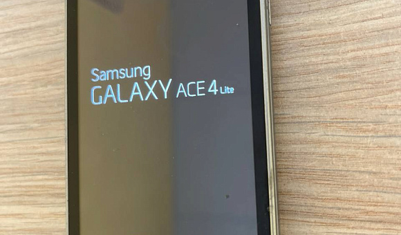 Смартфон Samsung SM-G3134 Смартфон Samsung SM-G3134
