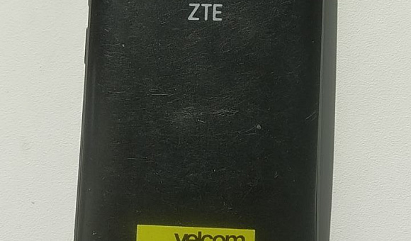 Смартфон ZTE Blade L110 1Gb/8Gb в чехле белого цвета