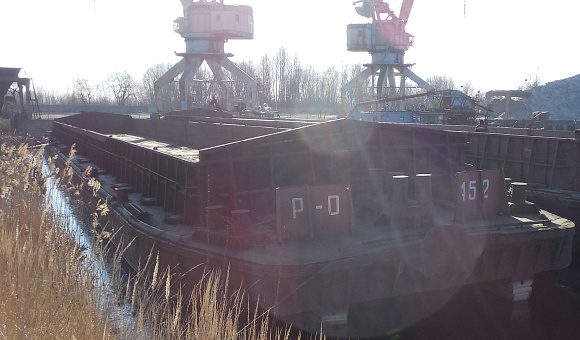 Несамоходное судно баржа-площадка Р-0452, проекта 775А