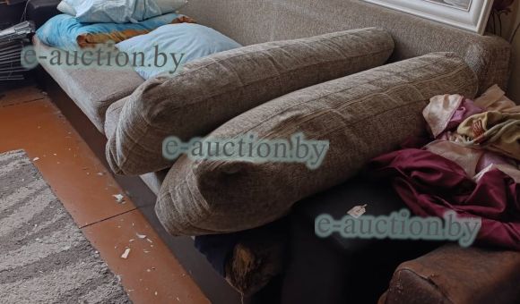 Диван прямой светло-коричневого цвета