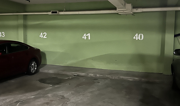 1/51 доля в праве общей долевой собственности на подземную гараж-стоянку (общая площадь 1642 м²) в г.Минске, которая соответствует 1 (одному) машино-месту № 41