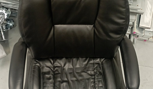 Кресло офисное черного цвета №12