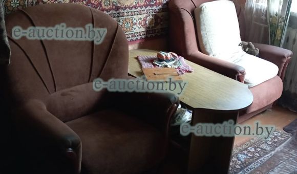 Кресло коричневого цвета