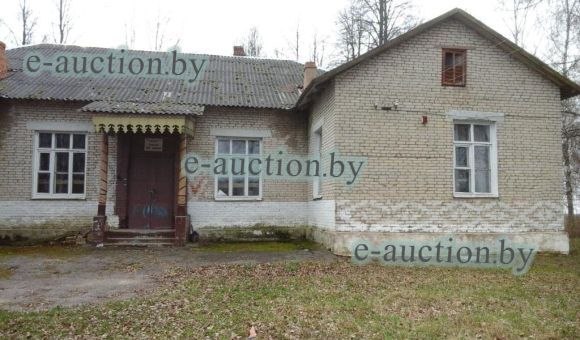 Капитальные строения: одноэтажный кирпичный Ламбовский клуб-библиотека с асфальтобетонным покрытием; одноэтажный бревенчатый склад с сенями; одноэтажный дощатый сарай; одноэтажный кирпичный погреб