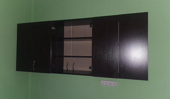 Шкаф 3-х секционный навесной со стеклом