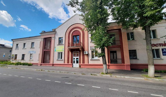Двухэтажное кирпичное здание гостиницы в г. Рогачеве, площадью 1096.4м² Двухэтажное кирпичное здание гостиницы в г. Рогачеве, площадью 1096.4м²